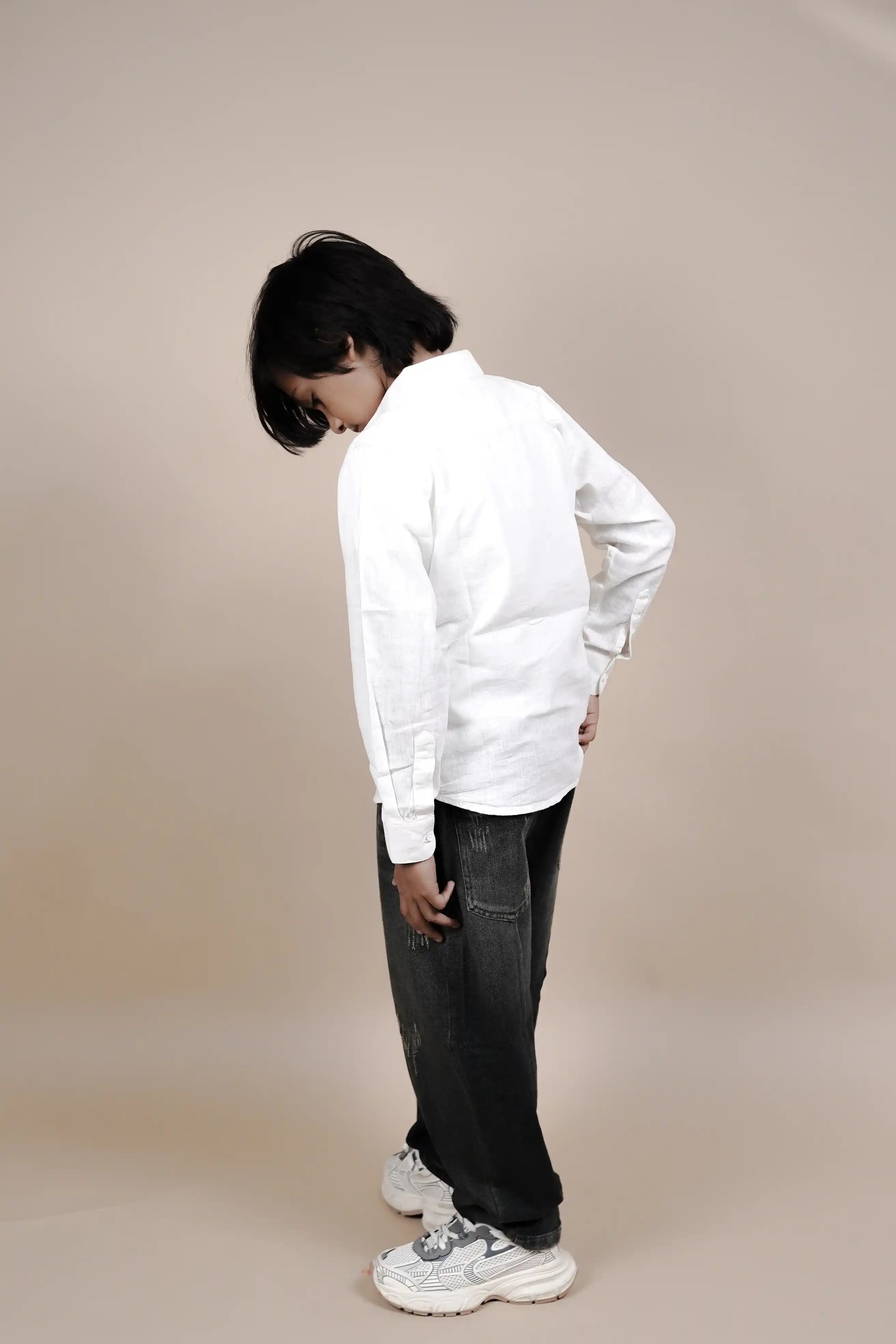 Lightweight Long-Sleeve Button-Up Shirt with Minimalist Detailing Linen