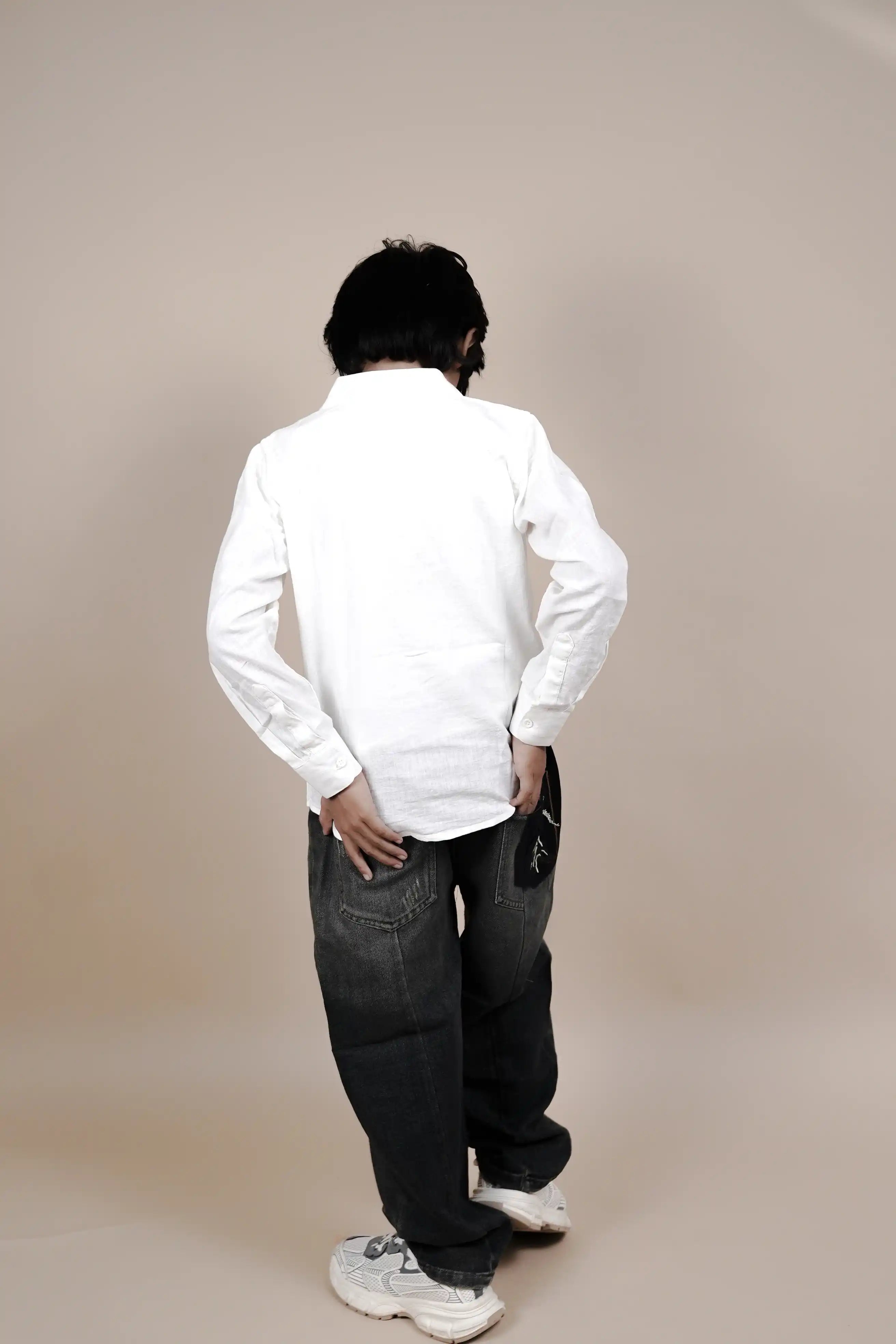 Lightweight Long-Sleeve Button-Up Shirt with Minimalist Detailing Linen